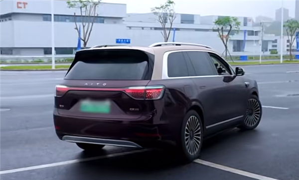 宁德时代董事长曾毓群人生首次体验智驾:给了问界M9