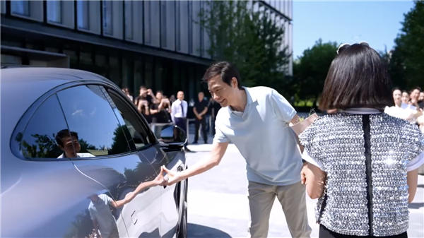 情绪价值满满!首批小米YU7正式交付!雷军再现“千亿CEO给我开门”