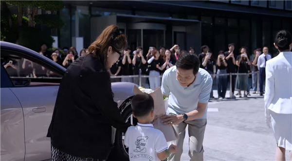 情绪价值满满!首批小米YU7正式交付!雷军再现“千亿CEO给我开门”