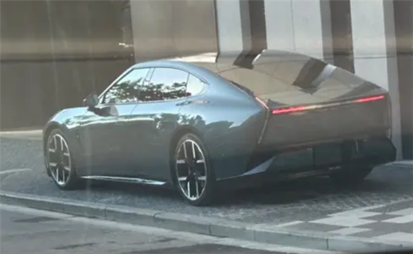 赛博风溜背回头率拉满!全新小鹏P7最新实车图曝光