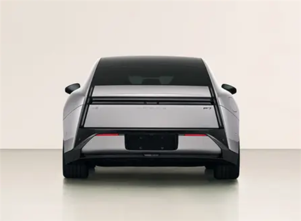 赛博风溜背回头率拉满!全新小鹏P7最新实车图曝光