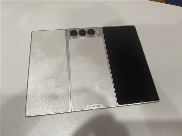 安卓首款!传音三折叠屏首曝:外观跟华为截然不同