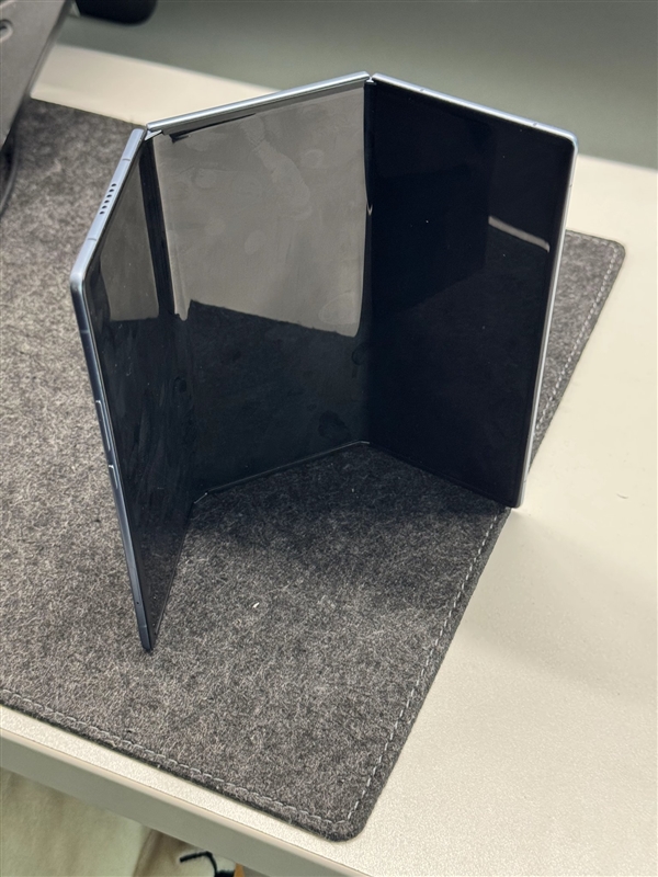 安卓首款!传音三折叠屏首曝:外观跟华为截然不同