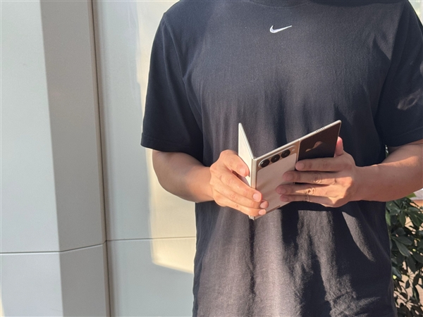 安卓首款!传音三折叠屏首曝:外观跟华为截然不同