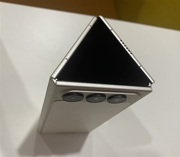 安卓首款!传音三折叠屏首曝:外观跟华为截然不同