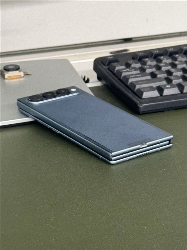 安卓首款!传音三折叠屏首曝:外观跟华为截然不同