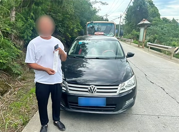 男子怕小猪崽中暑 让朋友坐后备厢照看:被罚100元记3分