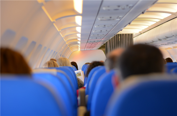 关舱门时发现2人上错飞机 海南航空通报