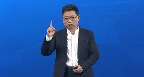 余承东回应开车“睡觉”：当时在低头看手机 已自首交了罚款