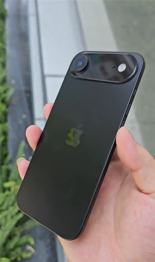 5.5mm史上最薄苹果手机!iPhone 17 Air最新机模上手