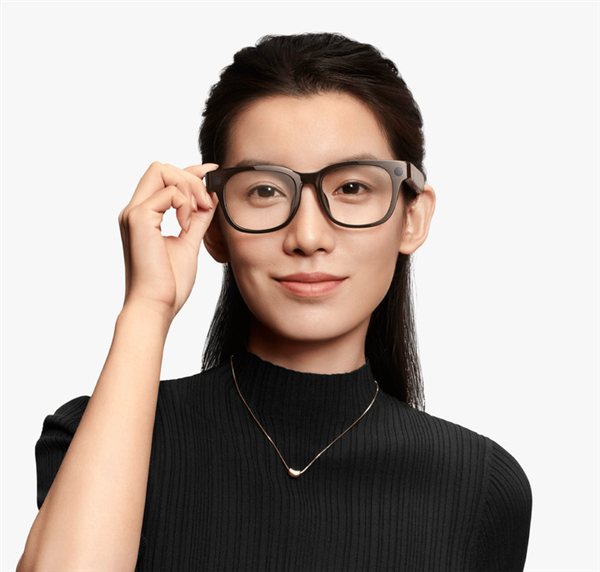 美女产品经理戴小米AI眼镜在沙漠跑酷:直呼“超刺激”