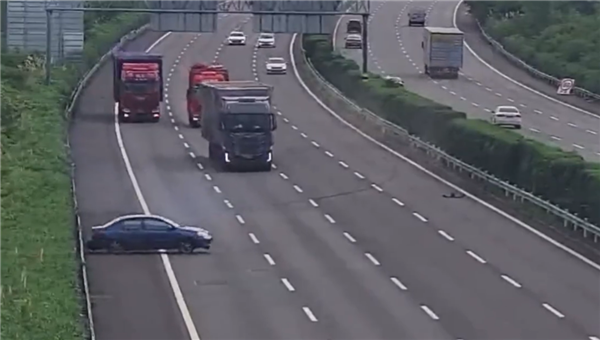 高速爆胎不拉手刹溜至路中 遇盲信辅助驾驶司机:撞成一团