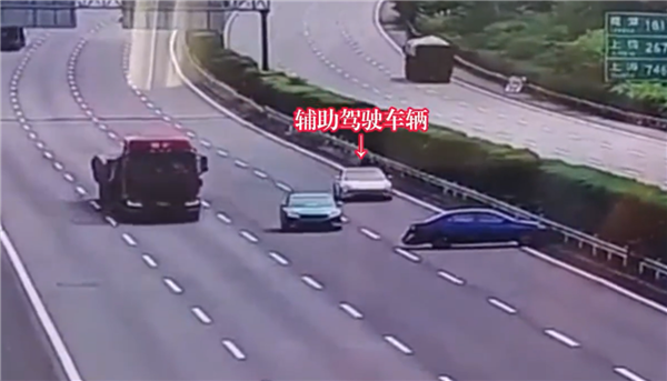 高速爆胎不拉手刹溜至路中 遇盲信辅助驾驶司机:撞成一团