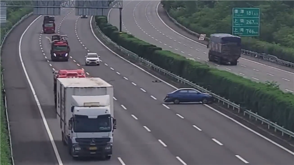 高速爆胎不拉手刹溜至路中 遇盲信辅助驾驶司机:撞成一团