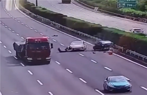 高速爆胎不拉手刹溜至路中 遇盲信辅助驾驶司机:撞成一团