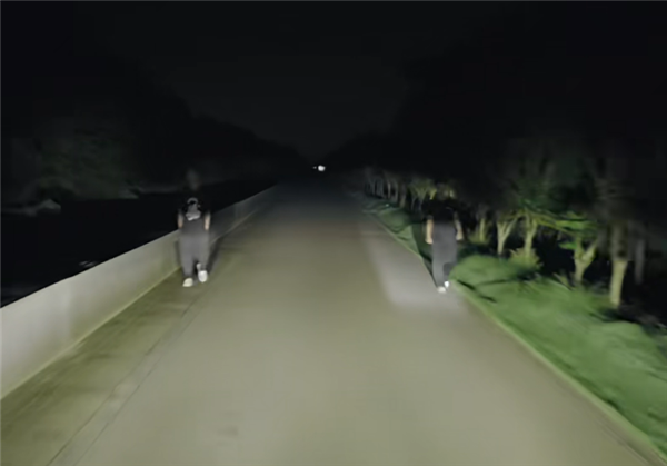 蔚来ET9车主夜间遭遇远光狗:智慧光毯立功救了路人一命