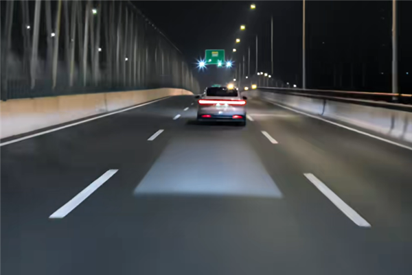 蔚来ET9车主夜间遭遇远光狗:智慧光毯立功救了路人一命