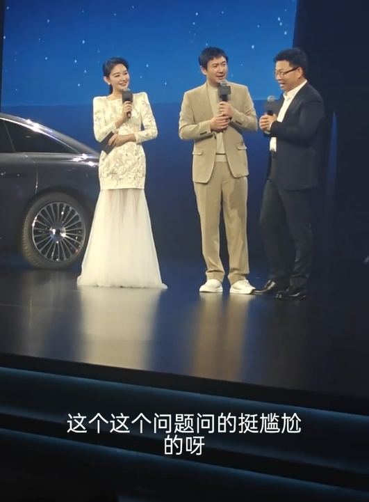 被沈腾问“为何先有车后有车标” 余承东笑答:这个问题挺尴尬 刚批准生效