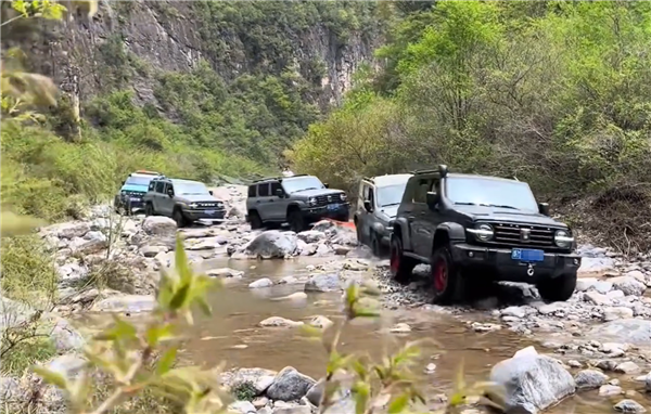 五辆坦克300玩起“车体蜈蚣”穿越河道 博主：纯胡闹！