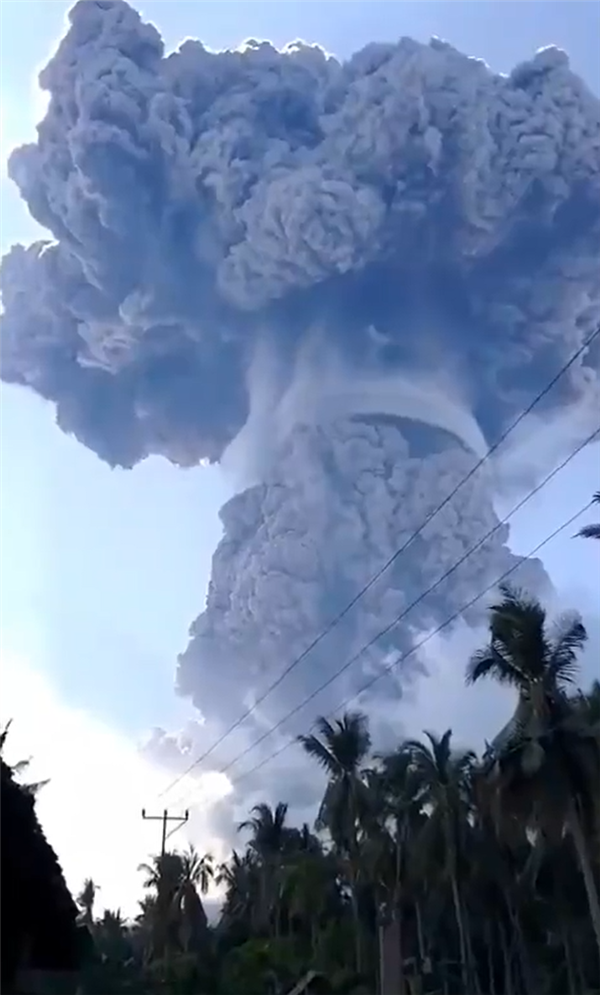 印尼勒沃托比火山喷发：烟柱高达18000米 形成完美蘑菇云