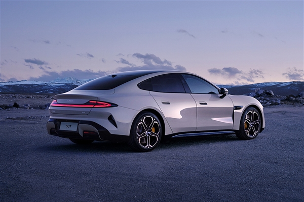 小米SU7斩获纯电动汽车保值率第1 中大型车唯一真神