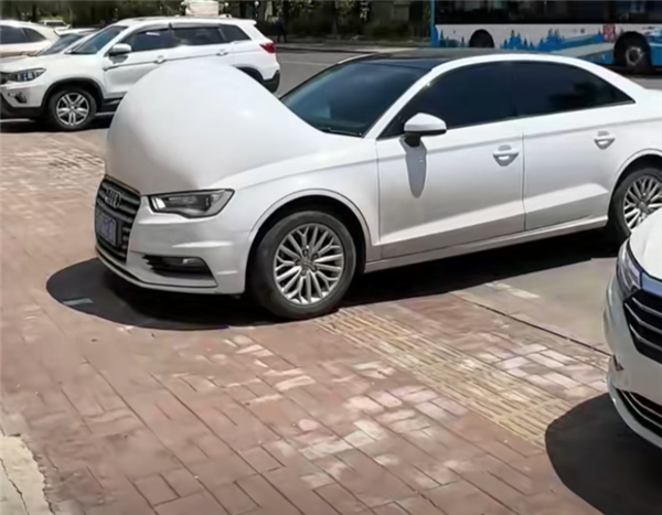 天气炎热 多地汽车车身“冒泡” 上路成显眼包