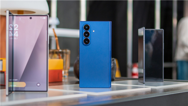 三星Galaxy Z Fold7图赏:全球最轻大折叠 比iPhone 16 Pro Max还要轻