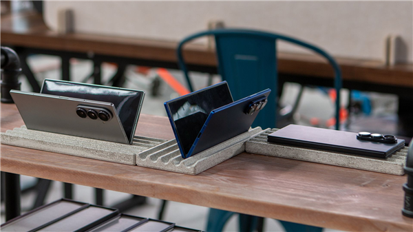 三星Galaxy Z Fold7图赏:全球最轻大折叠 比iPhone 16 Pro Max还要轻