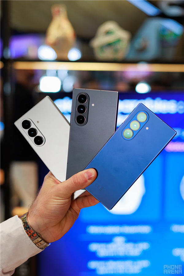 三星Galaxy Z Fold7图赏:全球最轻大折叠 比iPhone 16 Pro Max还要轻