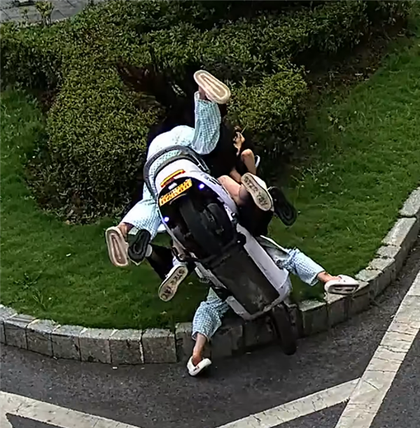 四名少女同乘一辆电动摩托扎进绿化带：秒变“八腿蜘蛛”