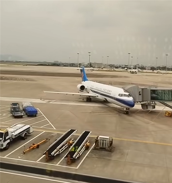 揭阳潮汕机场跑道遭雷劈损坏 多趟航班延误或取消:目前已修复