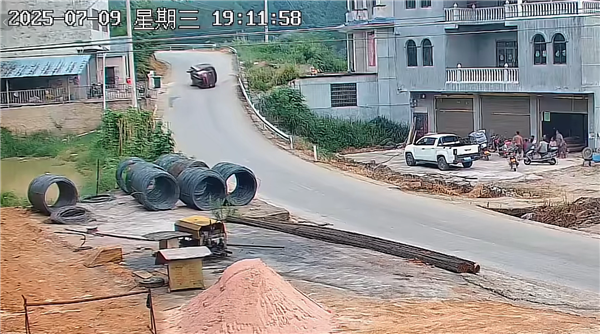 三轮车弯道速度过快侧翻倒地又瞬间回正:一溜烟逃离现场