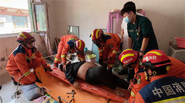 300斤男子突发心脏病却无法通过楼梯 吊车悬空救人