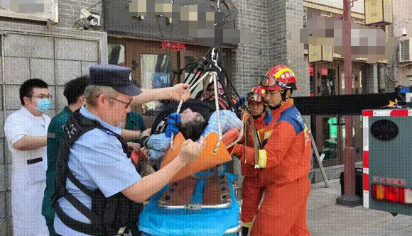 300斤男子突发心脏病却无法通过楼梯 吊车悬空救人