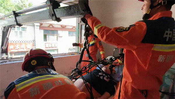 300斤男子突发心脏病却无法通过楼梯 吊车悬空救人