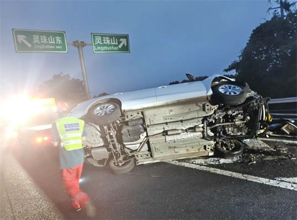 高速分叉口俩路牌仅差一个字 小轿车因太纠结撞向中间护栏