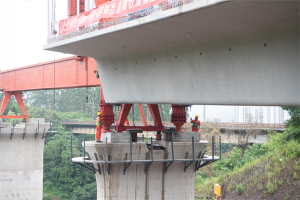 重达542吨！西渝高铁重庆段首孔箱梁成功架设