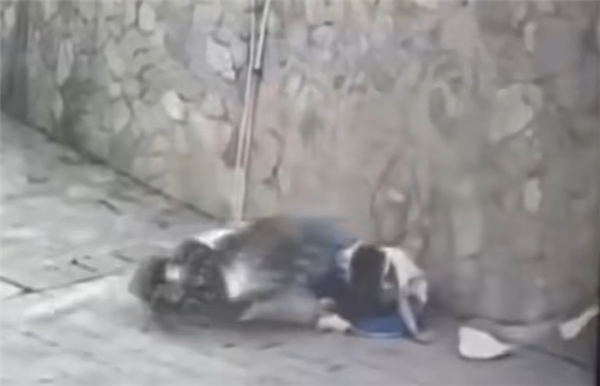 两初中生不戴头盔骑改装电摩撞墙:均丧命