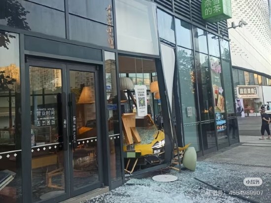 小米SU7冲破武汉奈雪的茶门店 店方：正常营业 但不可堂食
