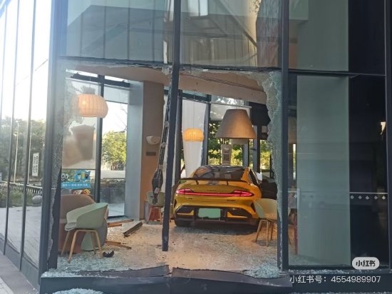 小米SU7冲破武汉奈雪的茶门店 店方：正常营业 但不可堂食