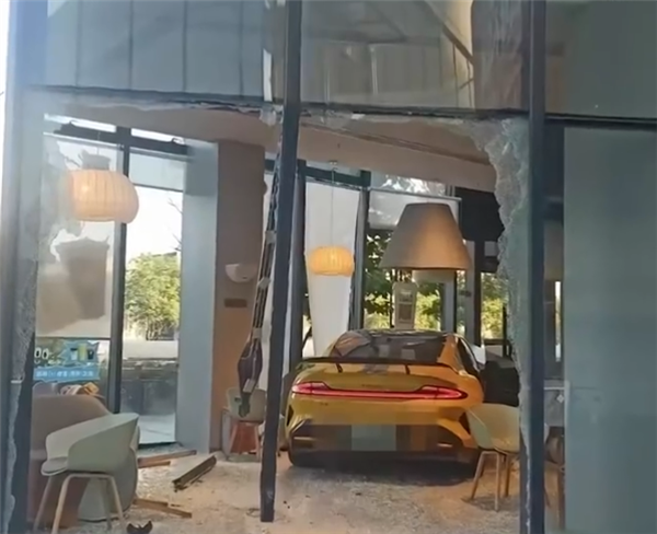 小米SU7冲破武汉奈雪的茶门店 店方：正常营业 但不可堂食