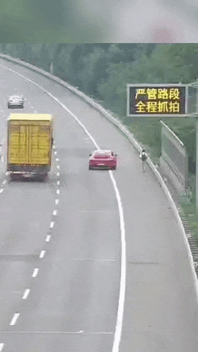 女子一句“车是她买的” 男子高速上直接下车:不坐她的小米SU7