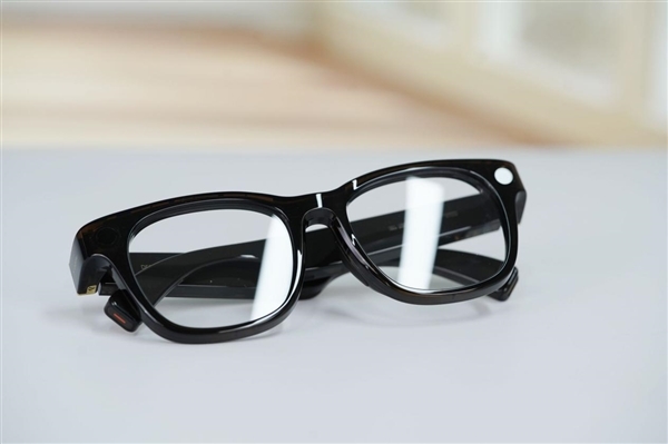 小米AI眼镜为何没有屏显功能 官方回应:专注拍摄、AI语音交互