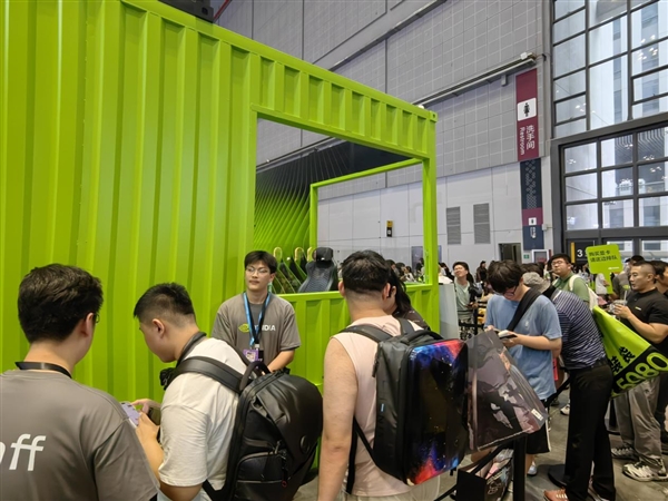 错过拍大腿!NVIDIA参展BW2025放大招:排队买公版RTX 5080/5070