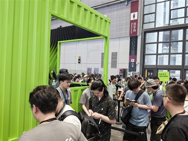 错过拍大腿!NVIDIA参展BW2025放大招:排队买公版RTX 5080/5070