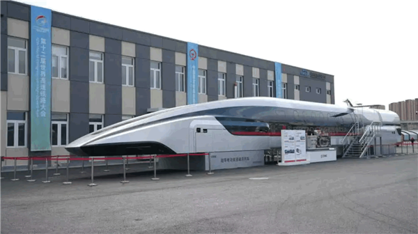 我国超导电动高速磁浮列车亮相:时速600公里 外观超科幻