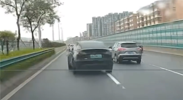 特斯拉Model Y司机神操作:变道后猛打方向盘 连撞两台车