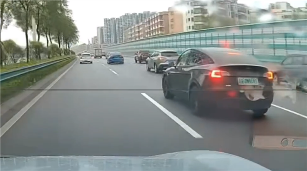 特斯拉Model Y司机神操作:变道后猛打方向盘 连撞两台车