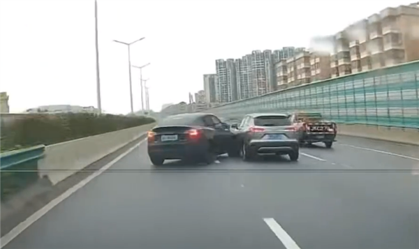 特斯拉Model Y司机神操作:变道后猛打方向盘 连撞两台车