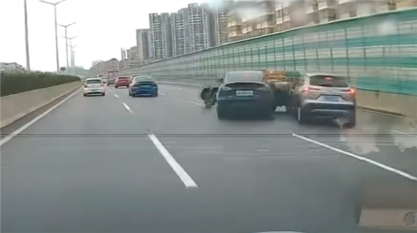 特斯拉Model Y司机神操作:变道后猛打方向盘 连撞两台车